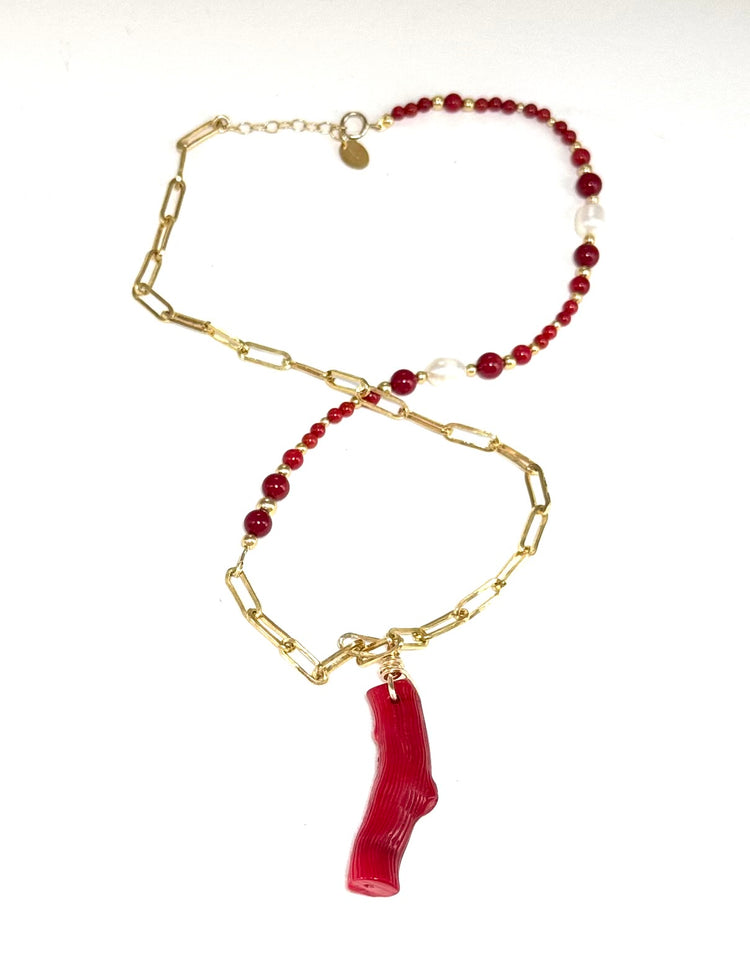 L’éclat naturel du corail porté sur soi.
Collier sur chaîne rectangle limée en or laminé - Pendentif branche de corail - Perles de corail, perles de culture d'eau douce, perles en or laminé 14 carats. 