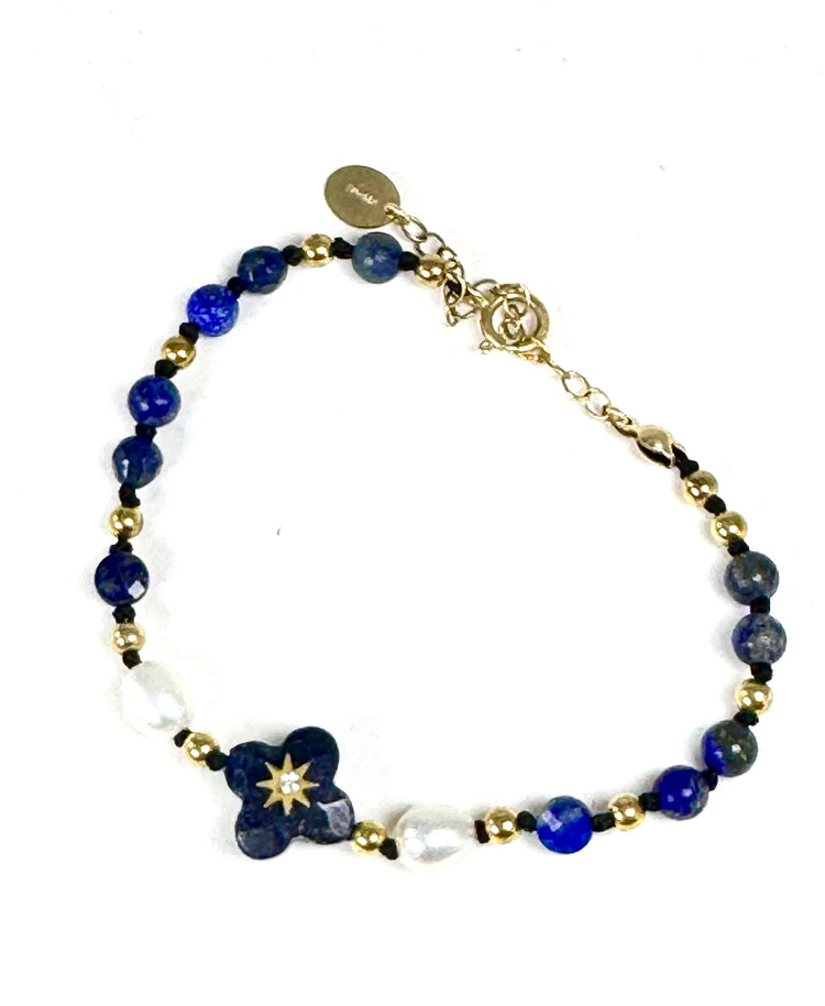 La simplicité fun du lien, la force du trèfle à quatre feuilles.
Bracelet sur cordon - Trèfle en aventurine orné d'un zircon - Perles d'aventurine, onyx et en or laminé 14 carats.