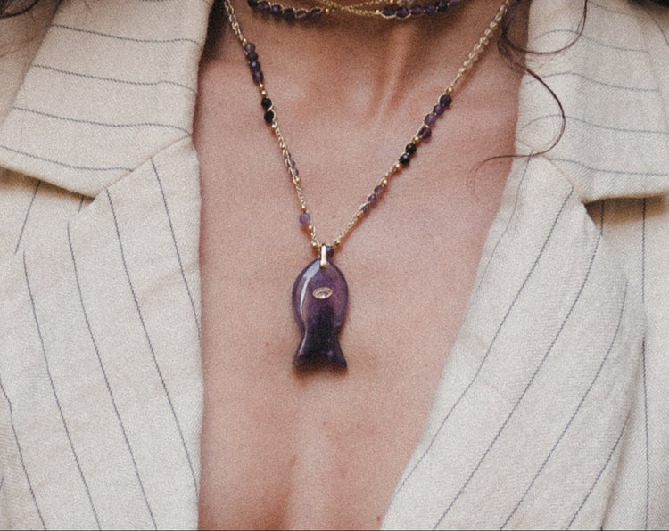 Pesciu. collier 2 ou 3 tours pendentif poisson en pierre naturelle, bijou artisanal fait main au crochet, inspiré de la passion de la créatrice pour l’univers marin