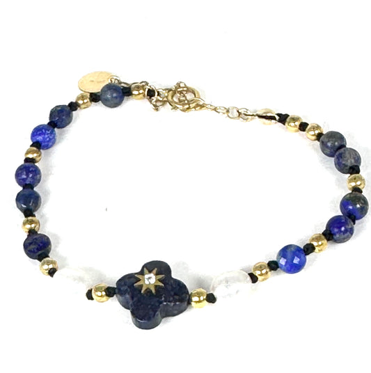 La simplicité fun du lien, la force du trèfle à quatre feuilles.
Bracelet sur cordon - Trèfle en aventurine orné d'un zircon - Perles d'aventurine, onyx et en or laminé 14 carats.