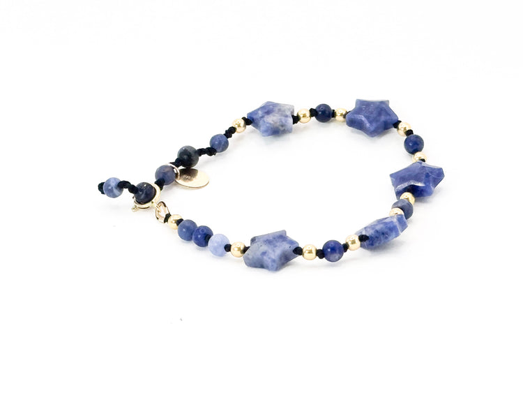 La simplicité fun du lien, la lumière des étoiles.
Bracelet sur cordon - Perles étoile en sodalite - Perles de sodalite et en or laminé 14 carats.
J'ai noué chaque perle entre elles, comme un acte de solidarité et de compassion.