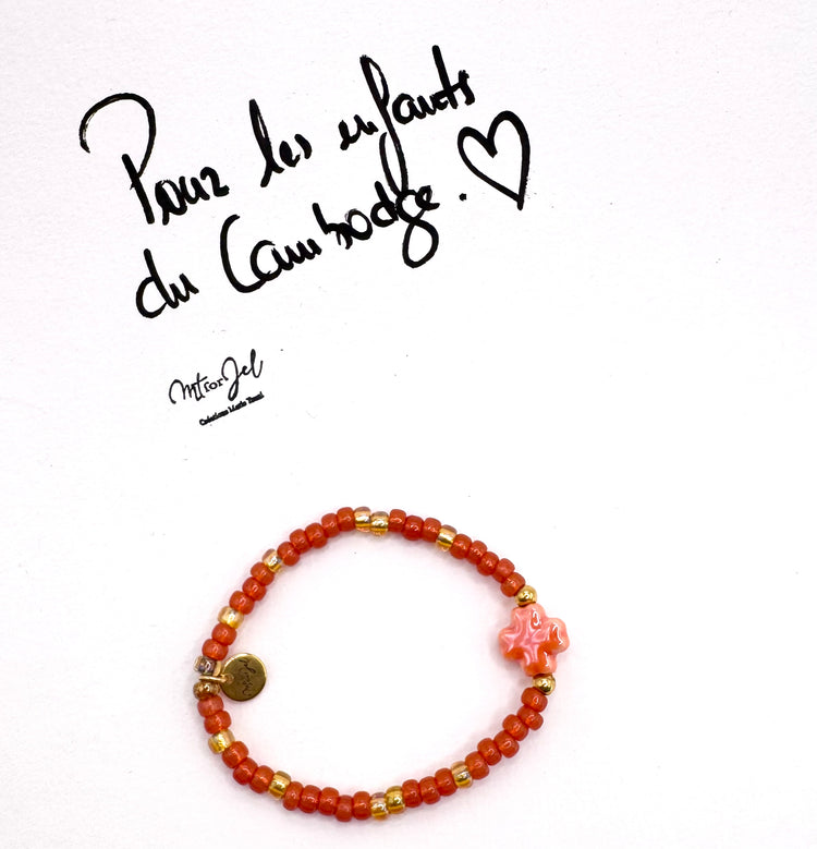 Capsule humanitaire pour les enfants du Cambodge.
Bracelet élastique pour les grandes et les petites - Perle trèfle en céramique orange -Perles de rocaille.