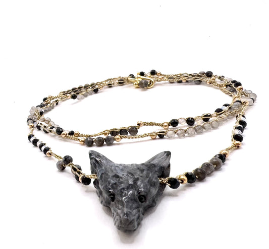 collier au crochet pendentif loup en pierre naturelle et or laminé