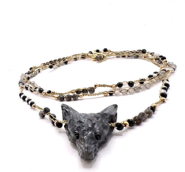 collier au crochet pendentif loup en pierre naturelle et or laminé