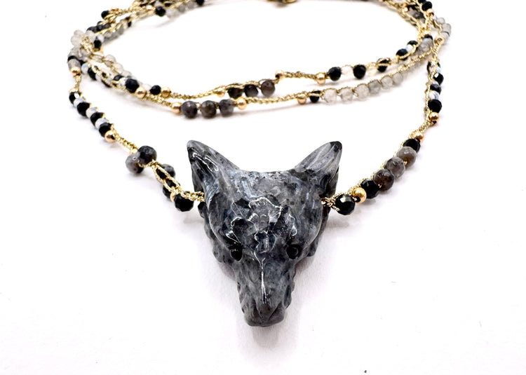 collier au crochet pendentif loup en pierre naturelle et or laminé
