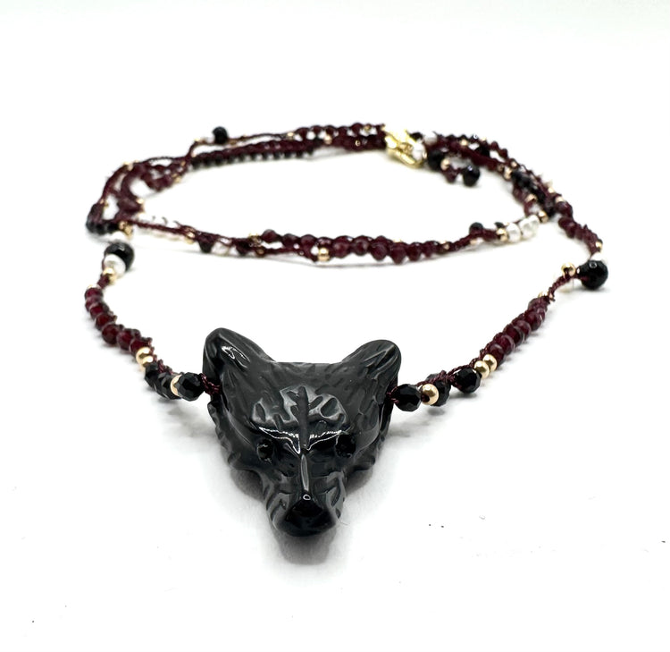collier au crochet pendentif loup en pierre naturelle et or laminé