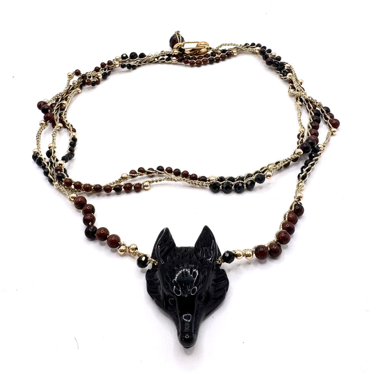 collier au crochet pendentif loup en pierre naturelle et or laminé