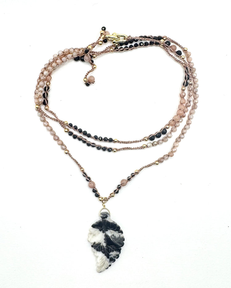 Bijou 2 en 1 au crochet FOGLIA | Collier ou Bracelet multi tours | Pendentif FEUILLE en pierre naturelle Jaspe neige - MTFORJEL