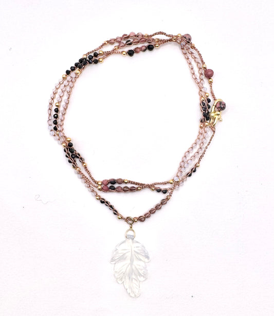 Bijou 2 en 1 au crochet FOGLIA | Collier ou Bracelet multi tours | Pendentif FEUILLE en pierre naturelle Opalite & Rhodonite - MTFORJEL