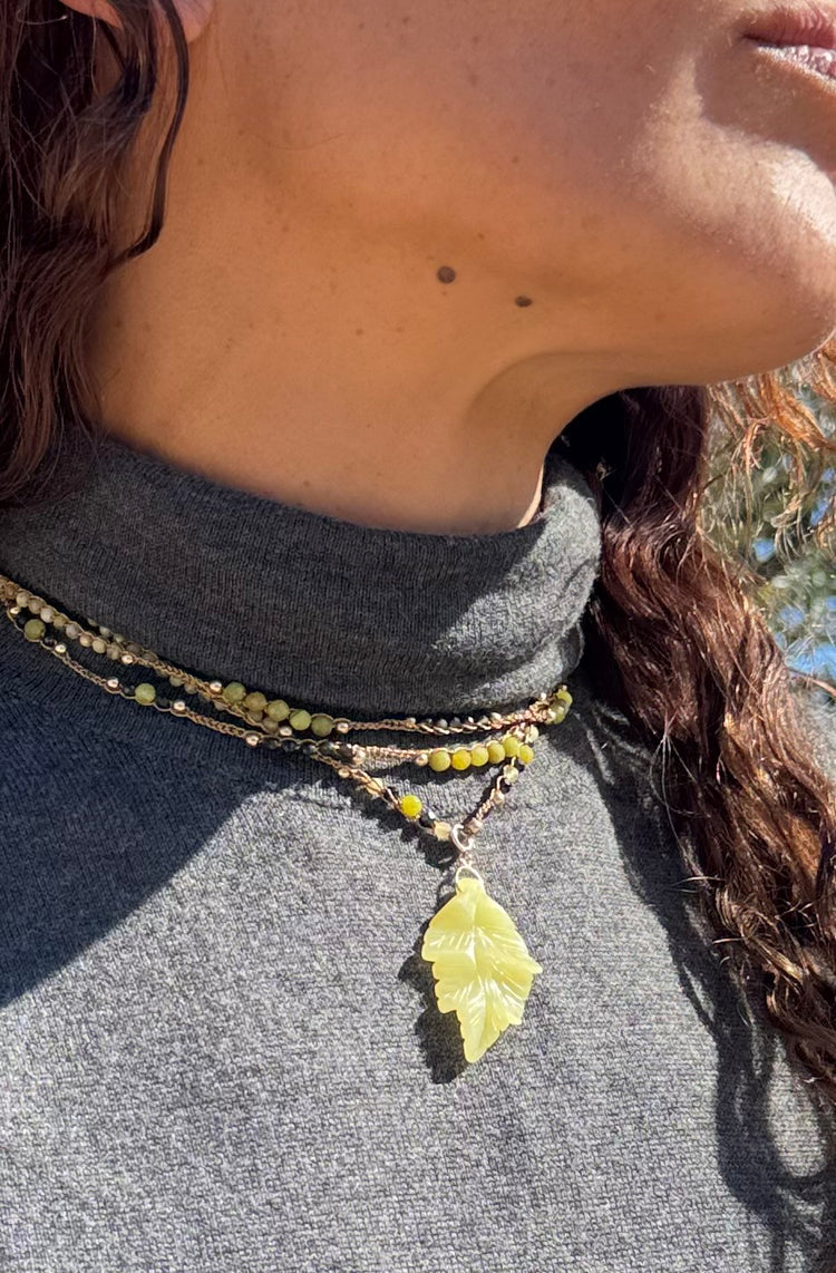 Bijou 2 en 1 au crochet FOGLIA | Collier ou Bracelet multi tours | Pendentif FEUILLE en pierre naturelle Jade citron - MTFORJEL