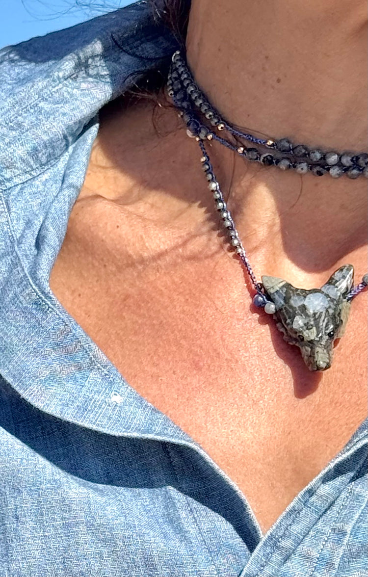 Collier au crochet SALVA LUPA 3 tours | Pendentif LOUP en pierre naturelle Llanite - Que sera - MTFORJEL