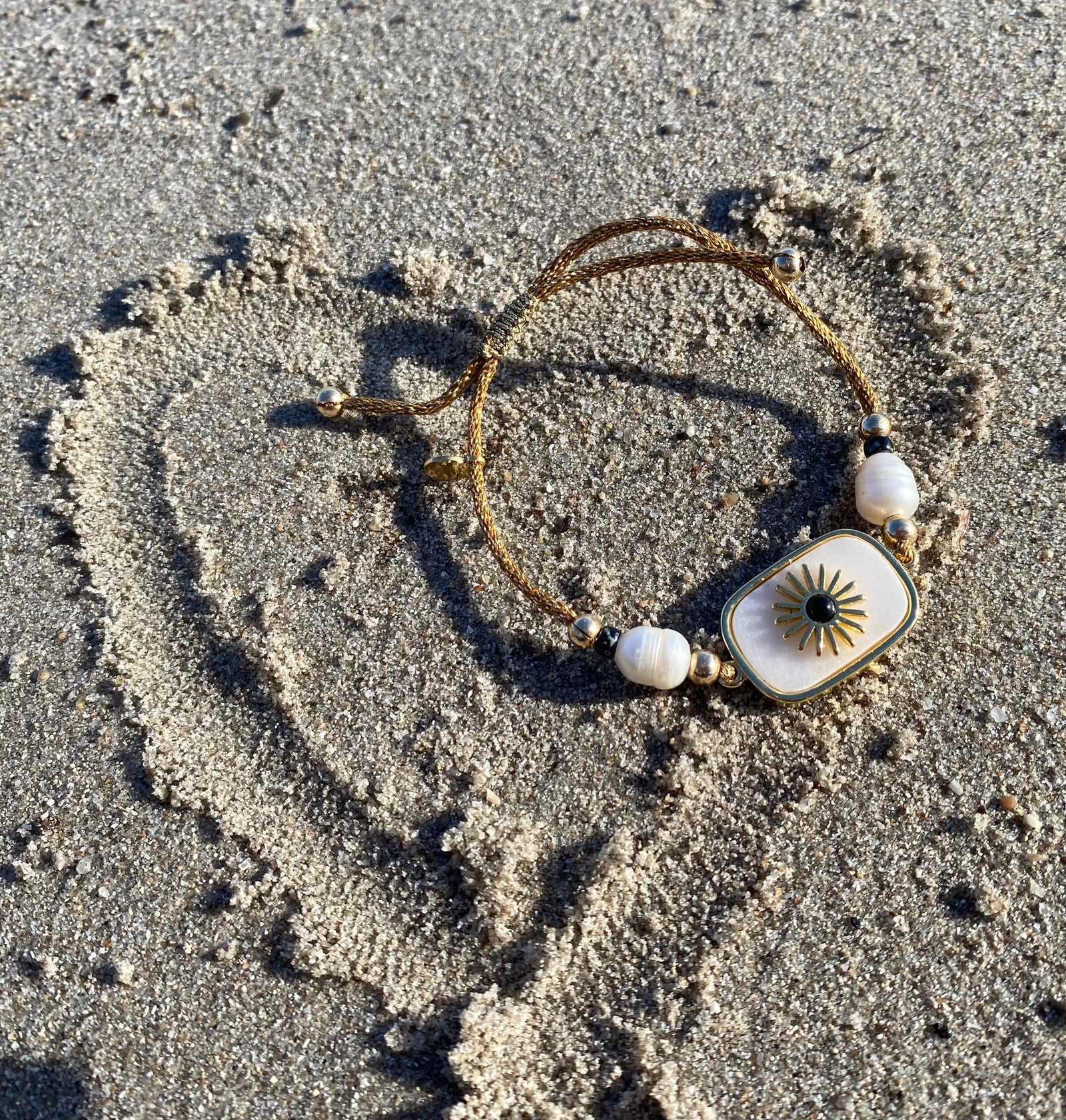 Bracelet usole. Pierre naturelle et soleil doré. Bracelet sur cordon ajustable