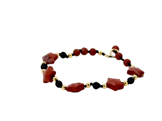 La simplicité fun du lien, la lumière des étoiles.
Bracelet sur cordon - Perles étoile en jaspe rouge - Perles d'onyx noire, jaspe rouge et en or laminé 14 carats.
J'ai noué chaque perle entre elles, comme un acte de solidarité et de compassion.