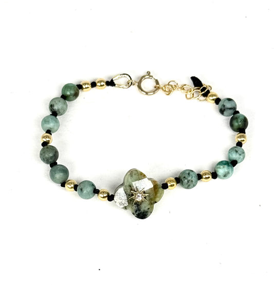 La simplicité fun du lien, la force du trèfle à quatre feuilles.

Bracelet sur cordon -Trèfle en turquoise orné d'un zircon - Perles de turquoise africaine et en or laminé 14 carats.

J'ai noué chaque perle entre elles, comme un acte de solidarité et de compassion.