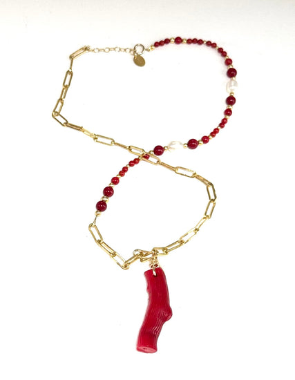 L’éclat naturel du corail porté sur soi.

Collier sur chaîne rectangle limée en or laminé - Pendentif branche de corail - Perles de&nbsp;corail, perles de culture d'eau douce, perles en or laminé 14 carats.&nbsp;