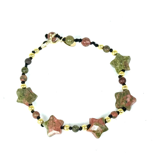 La simplicité fun du lien, la lumière des étoiles.

Bracelet sur cordon - Perles étoile en unakite - Perles d'unakite et en or laminé 14 carats.

J'ai noué chaque perle entre elles, comme un acte de solidarité et de compassion.