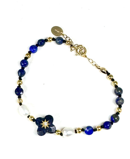 La simplicité fun du lien, la force du trèfle à quatre feuilles.

Bracelet sur cordon -&nbsp; Trèfle en aventurine orné d'un zircon - Perles d'aventurine, onyx et en or laminé 14 carats.