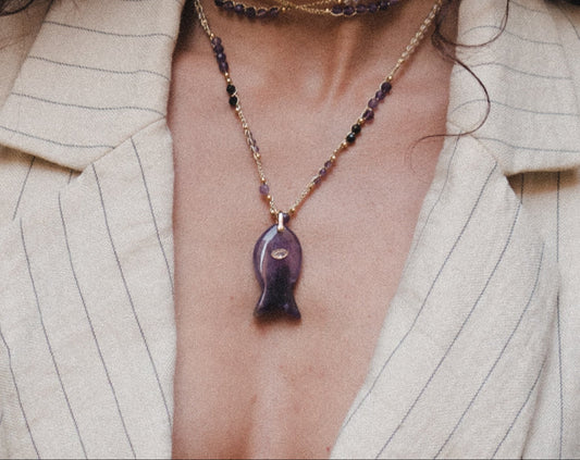 Pesciu. collier 2 ou 3 tours pendentif poisson en pierre naturelle, bijou artisanal fait main au crochet, inspiré de la passion de la créatrice pour l’univers marin
