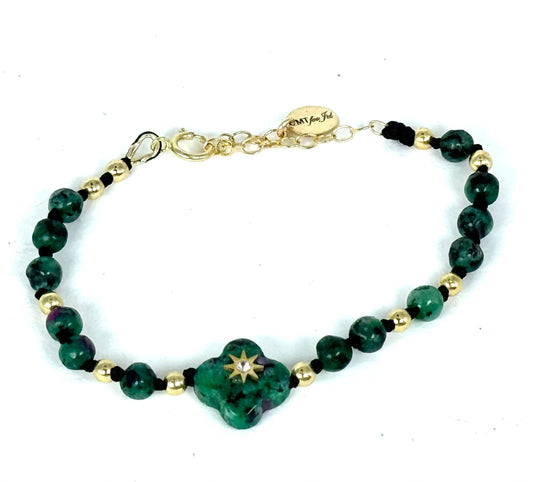 La simplicité fun du lien, la force du trèfle à quatre feuilles.
Bracelet sur cordon - Trèfle en rubis zoïsite orné d'un zircon - Perles de rubis zoïsite et en or laminé 14 carats.
J'ai noué chaque perle entre elles, comme un acte de solidarité et de compassion.