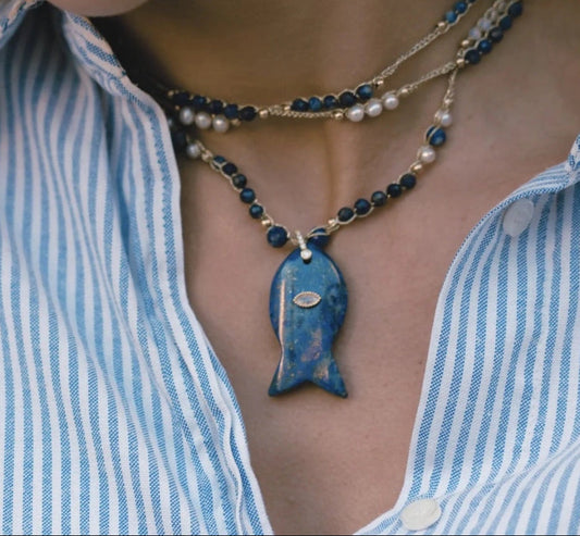 Pesciu. collier 2 ou 3 tours pendentif poisson en pierre naturelle, bijou artisanal fait main au crochet, inspiré de la passion de la créatrice pour l’univers marin