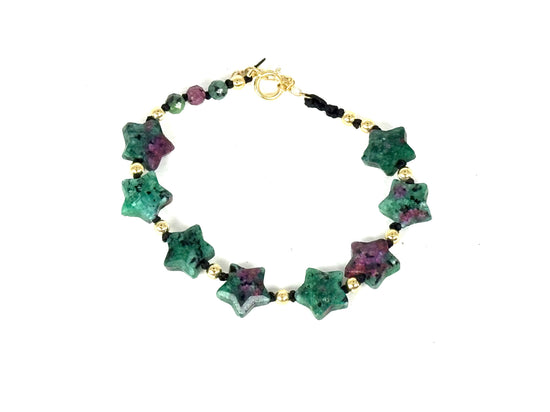 La simplicité fun du lien, la lumière des étoiles.

Bracelet sur cordon - Perles étoile en rubis zoïsite - Perles de rubis zoïsite et en or laminé 14 carats.

J'ai noué chaque perle entre elles, comme un acte de solidarité et de compassion.