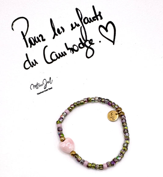 Capsule humanitaire pour les enfants du Cambodge.
Bracelet élastique pour les grandes et les petites - Perle cœur en céramique rose pâle - Perles de rocaille.