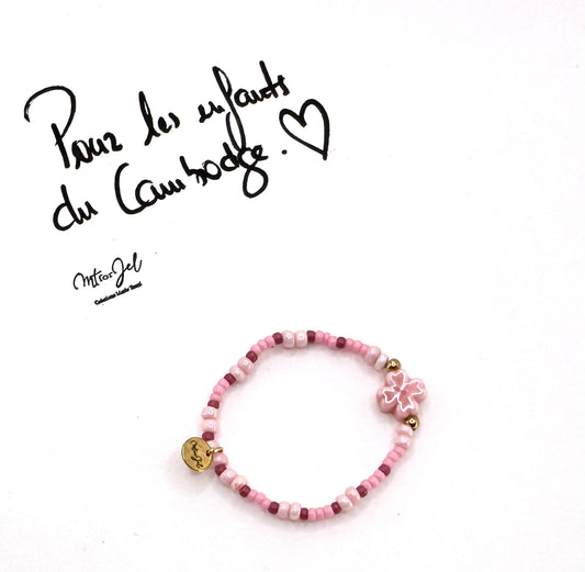 Capsule humanitaire pour les enfants du Cambodge.

Bracelet élastique pour les grandes et les petites - Perle trèfle en céramique rose - Perles de rocaille.