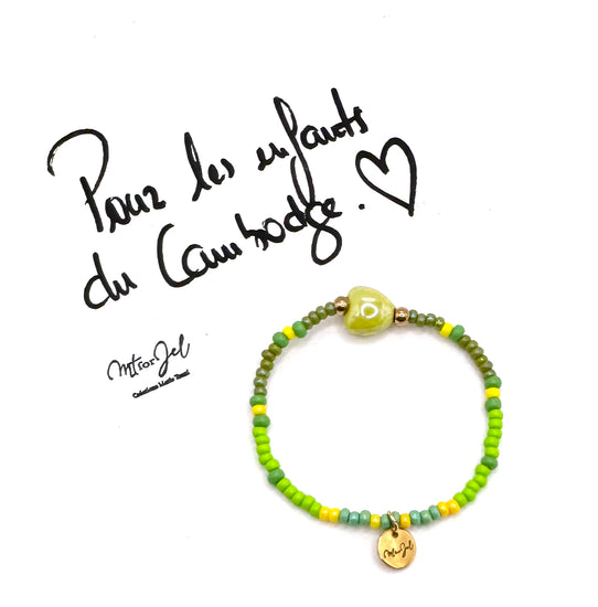 Capsule humanitaire pour les enfants du Cambodge.

Bracelet élastique pour les grandes et les petites - Perle cœur en céramique vert - Perles de rocaille.