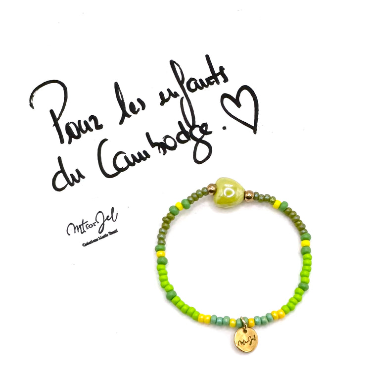 Capsule humanitaire pour les enfants du Cambodge.

Bracelet élastique pour les grandes et les petites - Perle cœur en céramique vert - Perles de rocaille.