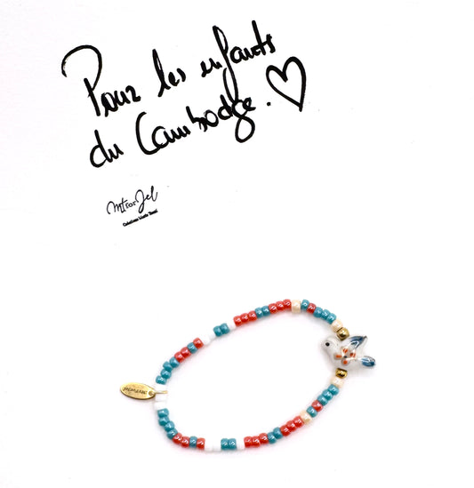 Capsule humanitaire pour les enfants du Cambodge.
Bracelet élastique pour les grandes et les petites - Perle oiseau en céramique bleu et orange - Perles de rocaille.