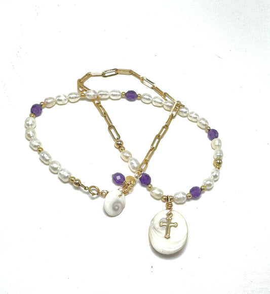 Collier sur chaîne en or laminé - Pendentif Œil de Sainte Lucie et breloque "Croix" en or laminé - Perles de culture d'eau douce, perles d'améthyste et perles en or laminé 14 carats. 