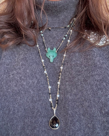 collier au crochet pendentif loup en pierre naturelle et or laminé