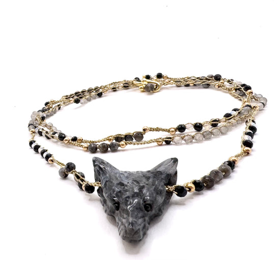 collier au crochet pendentif loup en pierre naturelle et or laminé