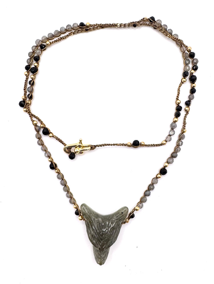 collier au crochet pendentif loup en pierre naturelle et or laminé