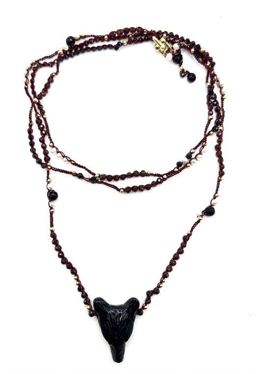 collier au crochet pendentif loup en pierre naturelle et or laminé