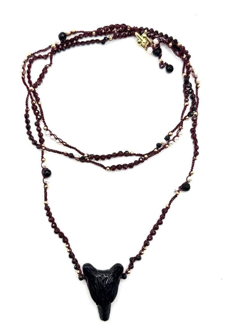 collier au crochet pendentif loup en pierre naturelle et or laminé