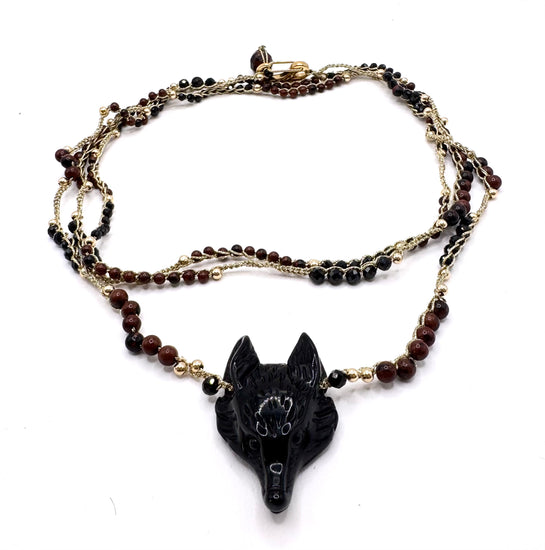 collier au crochet pendentif loup en pierre naturelle et or laminé