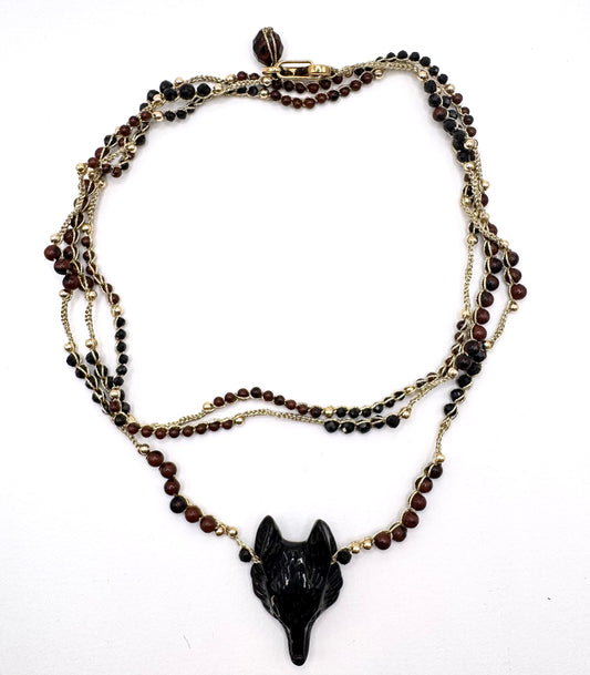 collier au crochet pendentif loup en pierre naturelle et or laminé