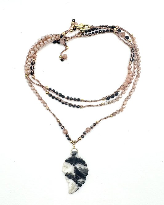 Bijou 2 en 1 au crochet FOGLIA | Collier ou Bracelet multi tours | Pendentif FEUILLE en pierre naturelle Jaspe neige - MTFORJEL