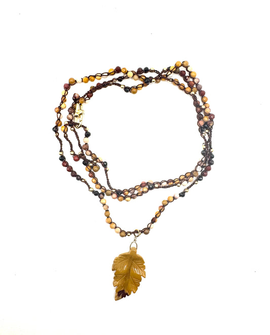 Bijou 2 en 1 au crochet FOGLIA | Collier ou Bracelet multi tours | Pendentif  FEUILLE en pierre naturelle Mokaïte - MTFORJEL