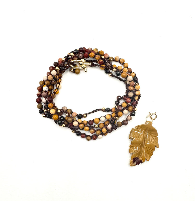 Bijou 2 en 1 au crochet FOGLIA | Collier ou Bracelet multi tours | Pendentif  FEUILLE en pierre naturelle Mokaïte - MTFORJEL