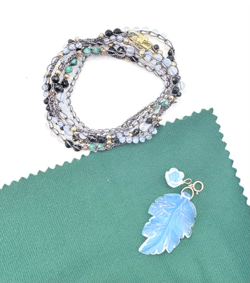 Bijou 2 en 1 au crochet FOGLIA | Collier  ou Bracelet multi tours | Pendentif FEUILLE en pierre naturelle Opalite - MTFORJEL