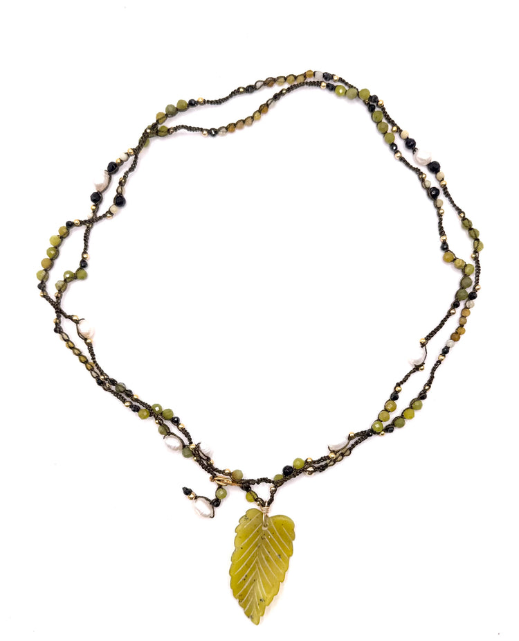 Collier au crochet FOGLIA 1 ou 2 tours | Pendentif FEUILLE en pierre naturelle Serpentine - MTFORJEL