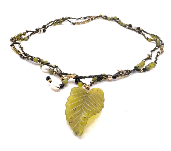 Collier au crochet FOGLIA 1 ou 2 tours | Pendentif FEUILLE en pierre naturelle Serpentine - MTFORJEL