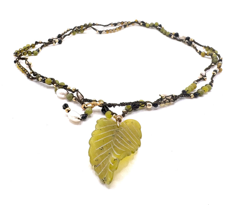 Collier au crochet FOGLIA 1 ou 2 tours | Pendentif FEUILLE en pierre naturelle Serpentine - MTFORJEL