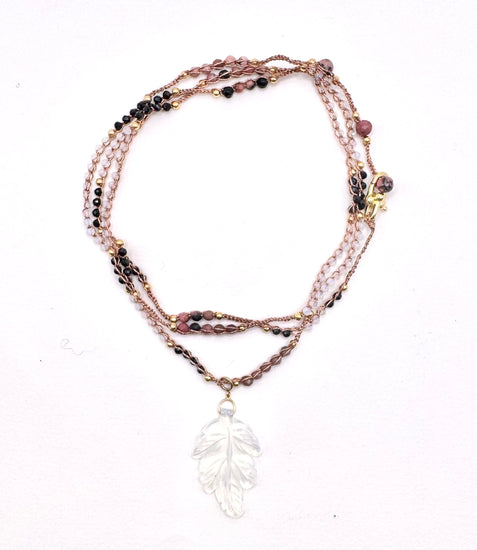 Bijou 2 en 1 au crochet FOGLIA | Collier ou Bracelet multi tours | Pendentif FEUILLE en pierre naturelle Opalite & Rhodonite - MTFORJEL