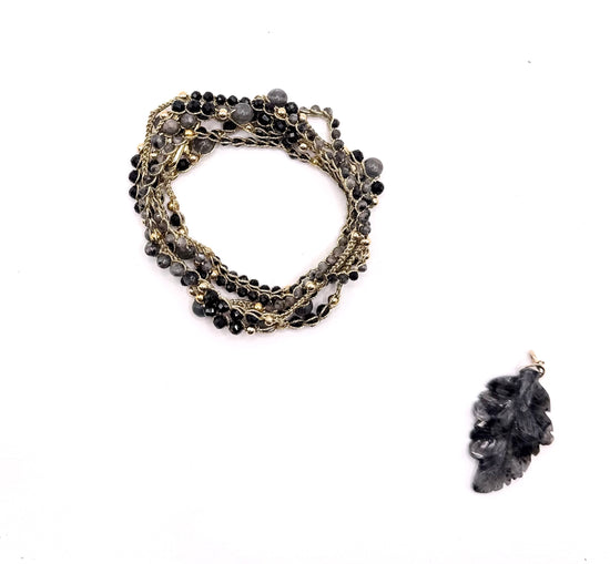 Bijou 2 en 1 au crochet FOGLIA | Collier ou Bracelet multi tours | Pendentif  FEUILLE en pierre naturelle Larvikite - MTFORJEL