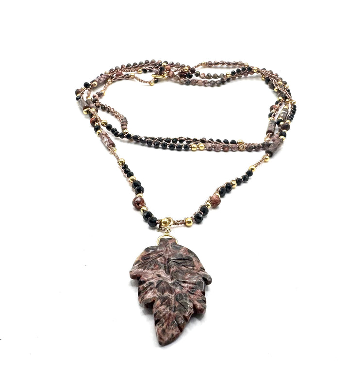 Bijou 2 en 1 au crochet FOGLIA | Collier ou Bracelet multi tours | Pendentif FEUILLE en pierre naturelle Jaspe léopard - MTFORJEL