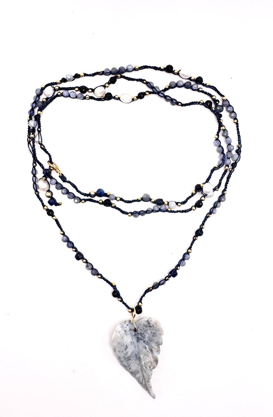 Bijou 2 en 1 au crochet FOGLIA | Collier ou Bracelet multi tours | Pendentif FEUILLE en pierre naturelle Serpentine & tanzanite - MTFORJEL
