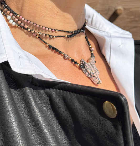 Collier au crochet SALVA LUPA 3 tours| Pendentif LOUP en pierre naturelle Rhodonite - MTFORJEL